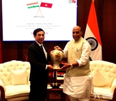 General Phan Van Giang meets with Indian Defense Minister